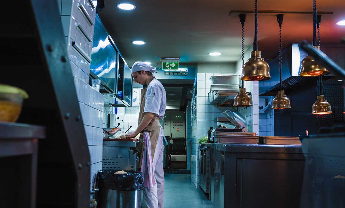 chef-preparing-food