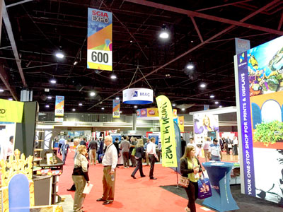 people-talking-trade-show-floor Wide format trade shows showing the lasted trends and equipment